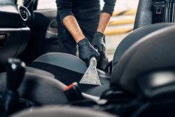 Способы проведения химчистки салона авто: каким правилам следовать