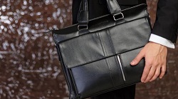Как выбрать мужскую сумку: существующие виды и материалы изготовления