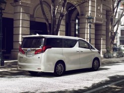 Какими достоинствами обладает Toyota Alphard: характеристики автомобиля