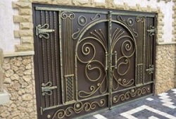 Кованые ворота для гаража: в чем преимущества такой конструкции